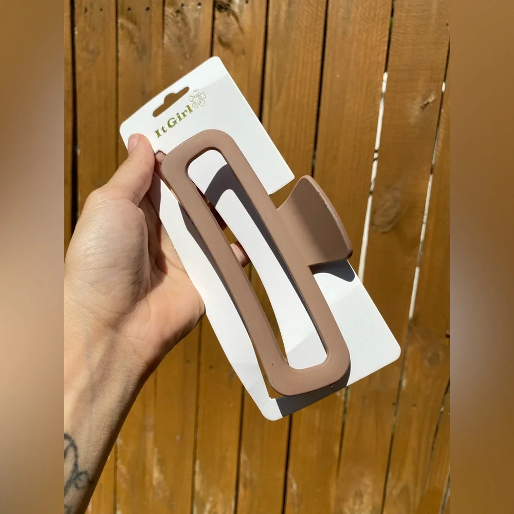 Matte Rounded Rectangular Cut-Out Claw Clip - Picture 2 of 6